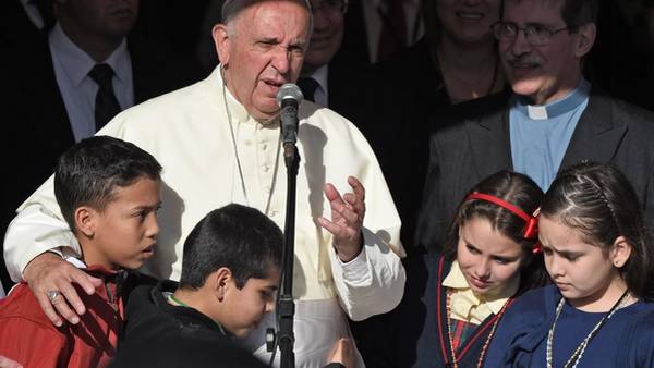 Caricia del Papa, medicina del alma para niños enfermos