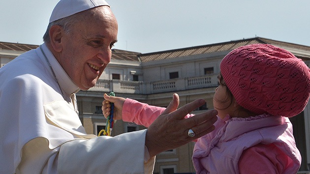 Telas para el Papa serán camisas para colegios pobres