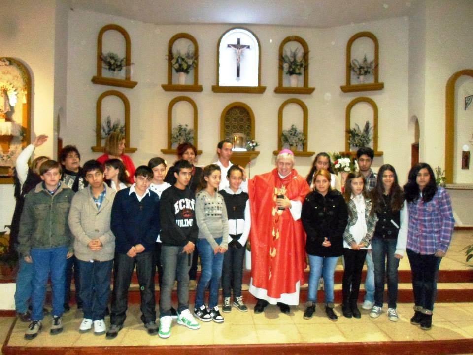 Monseñor Sarlinga confirmó jóvenes en Zárate