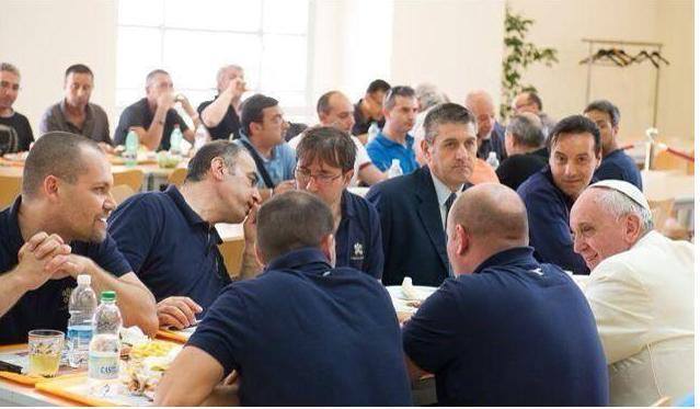 Viernes 25 de abril: Francisco compartiendo el almuerzo en comedor del Vaticano