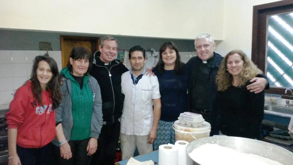 – Monseñor Oscar y Cáritas con damnificados por inundaciones –