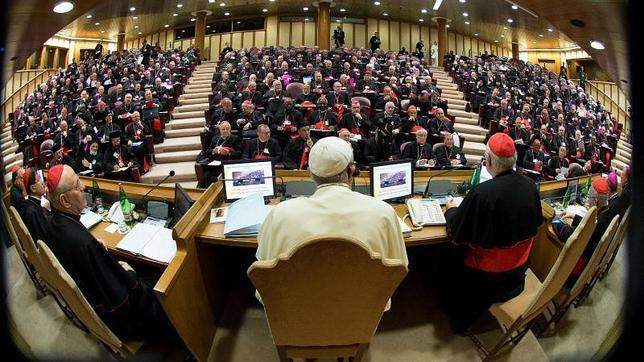 ¡Animo, levántate! Con la invitación del Evangelio el Papa clausura el Sínodo
