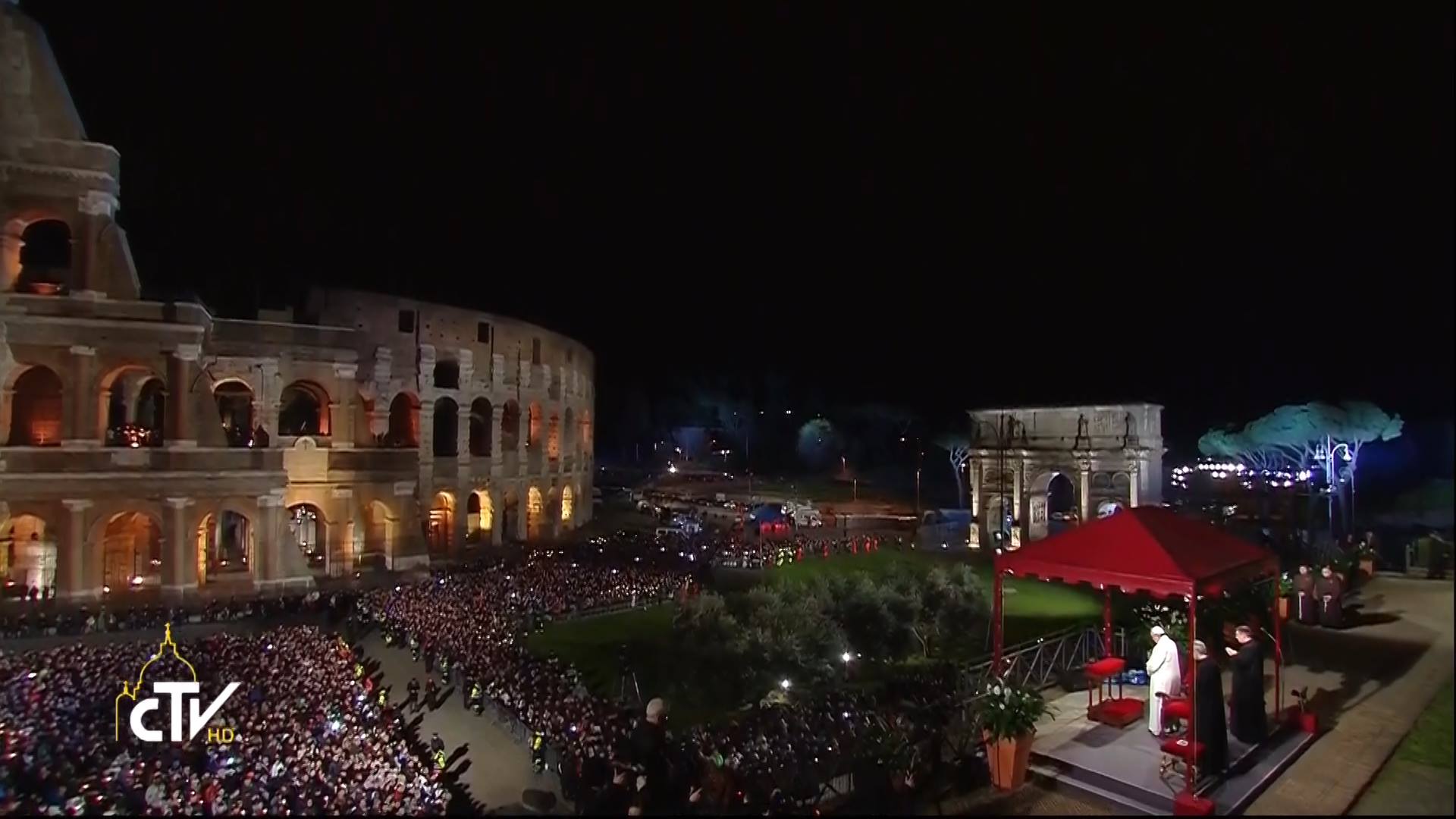El Papa Francisco presidió el Vía Crucis en el Coliseo Romano