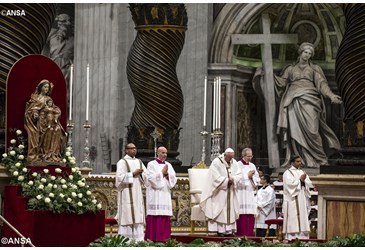 El Papa en la Misa Crismal: Jesús nos convierte de pobres y ciegos a ministros de misericordia y consolación