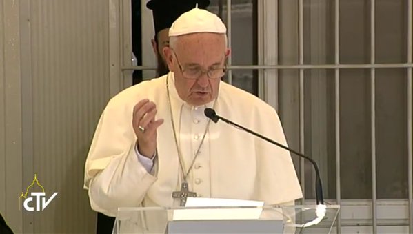 El Papa a los refugiados en Lesbos: “he querido estar hoy con ustedes. Quiero decirles que no están solos”