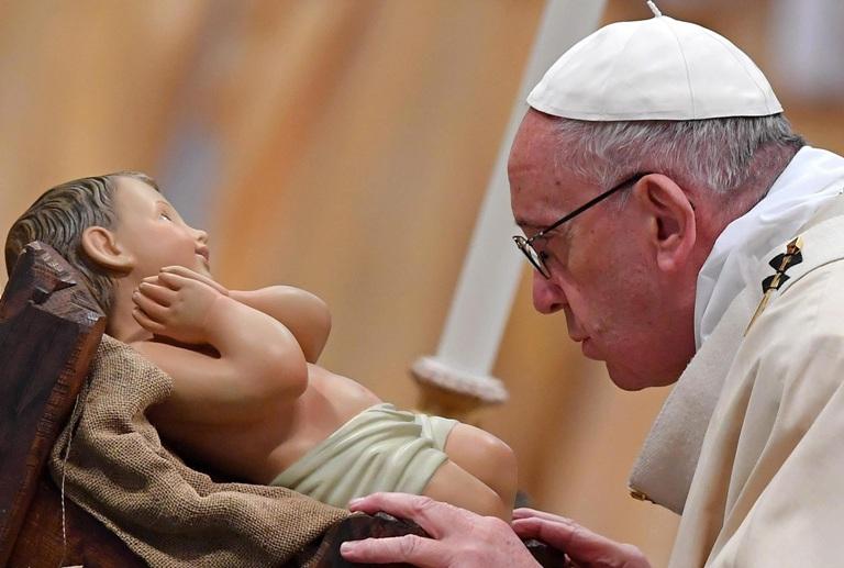 Francisco: “Los Reyes pudieron adorar porque se postraron ante el indefenso, el pobre, el herido”
